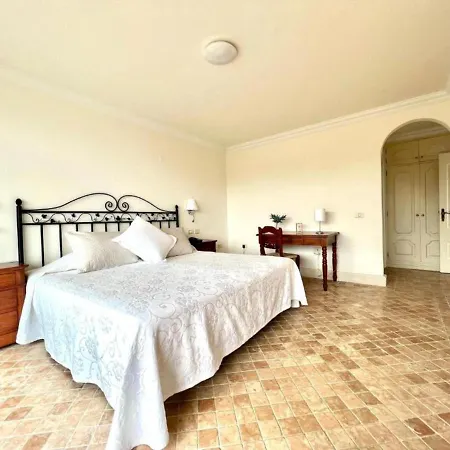 Three Bedroom With Sea View,near The Beach, Heated Pool Y Free Wifi In All Common Areas