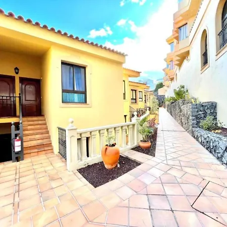 Three Bedroom With Sea View,near The Beach, Heated Pool Y Free Wifi In All Common Areas