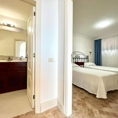 Three Bedroom With Sea View,near The Beach, Heated Pool Y Free Wifi In All Common Areas *